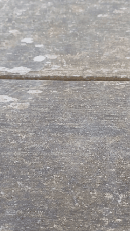 Animation des écouteurs traducteurs Hearific posés sur une table en bois, idéale pour les démonstrations en extérieur de leur design moderne et discret